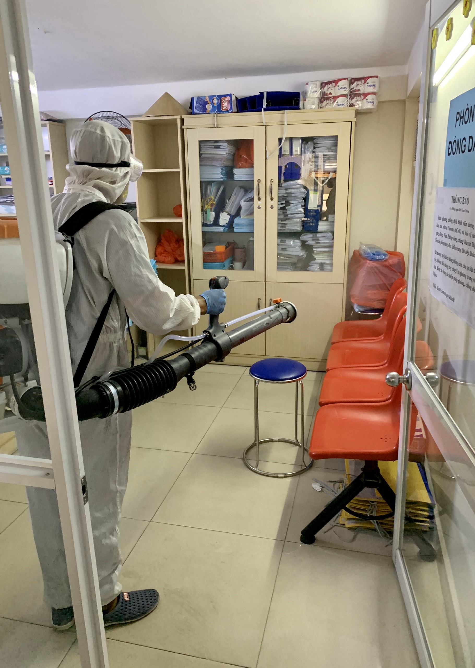 Phun thuốc khử tr&ugrave;ng khu vực quầy đ&oacute;ng dấu của Văn ph&ograve;ng