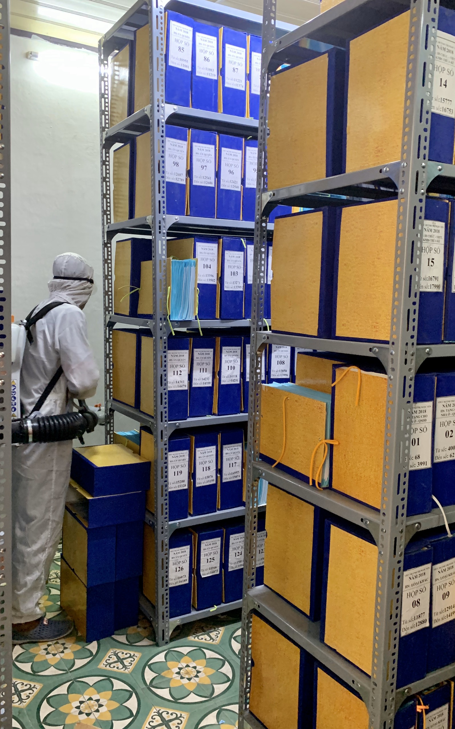 Phun thuốc khử tr&ugrave;ng khu vực kho lưu trữ của Văn ph&ograve;ng